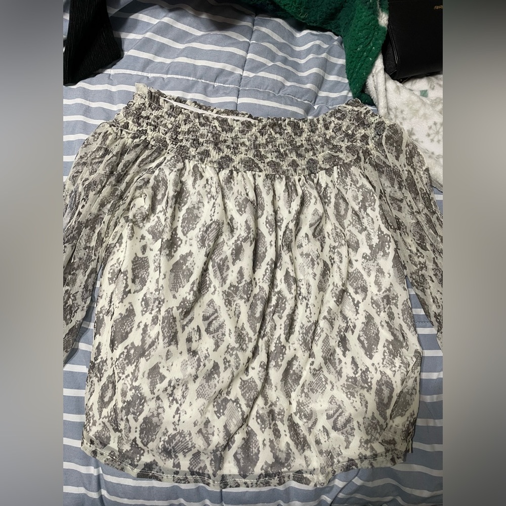 Small Buckle top brand new!